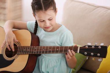 Gitar çalan küçük kız 