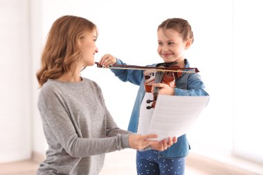 Küçük kız öğrenme oyun 