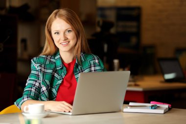 Yaratıcı kız laptop ile çalışma