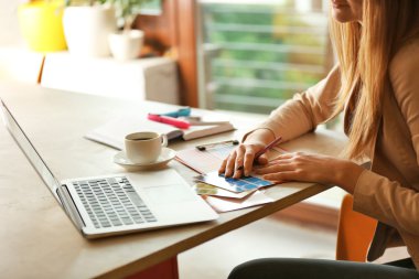 Ofiste çalışan yaratıcı tasarımcı