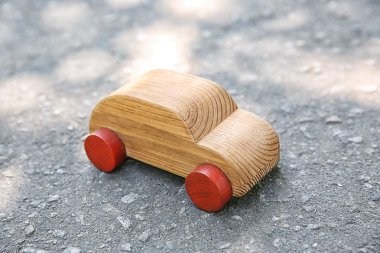 ahşap oyuncak araba