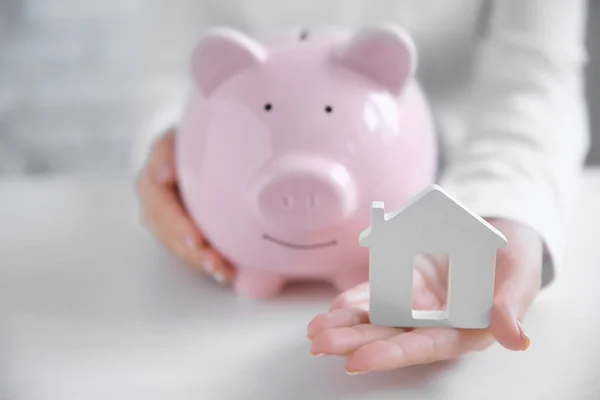 Banco porquinho e figura da casa — Fotografia de Stock