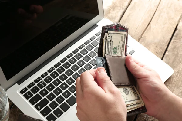 Man händerna med laptop och plånbok — Stockfoto