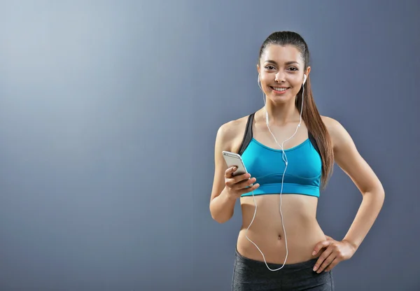 Fitness kvinna lyssna på musik — Stockfoto