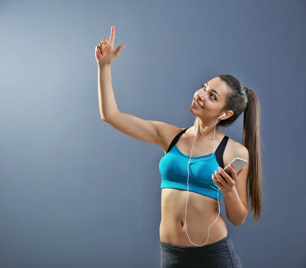 Fitness kvinna pekande finger upp — Stockfoto