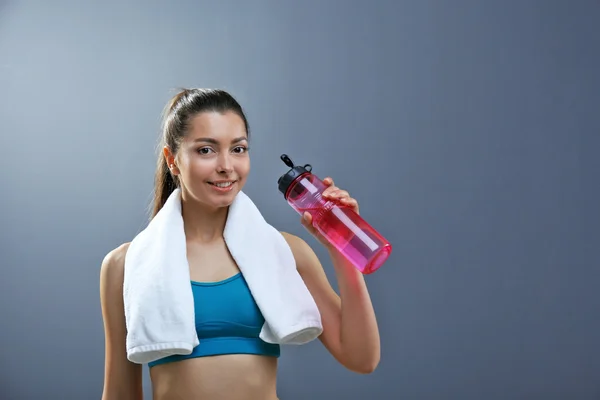 Atractiva mujer fitness con agua — Foto de Stock