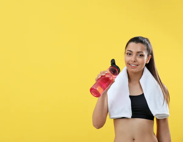 Atractiva mujer fitness con agua — Foto de Stock