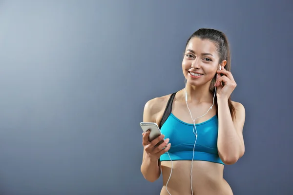 Fitness kvinna lyssna på musik — Stockfoto