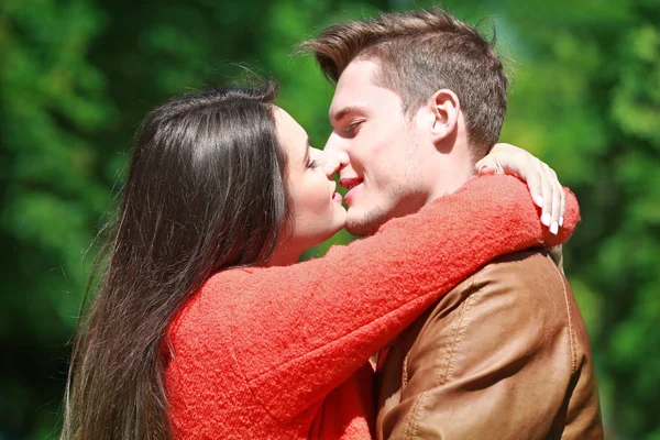 Joli couple dans le parc — Photo