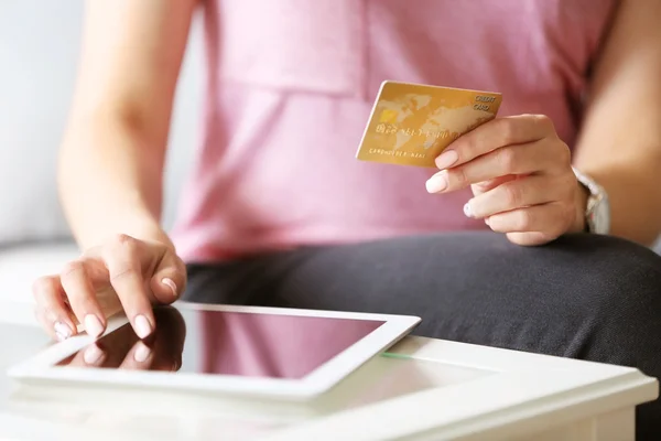 Tablet i karty kredytowej — Zdjęcie stockowe