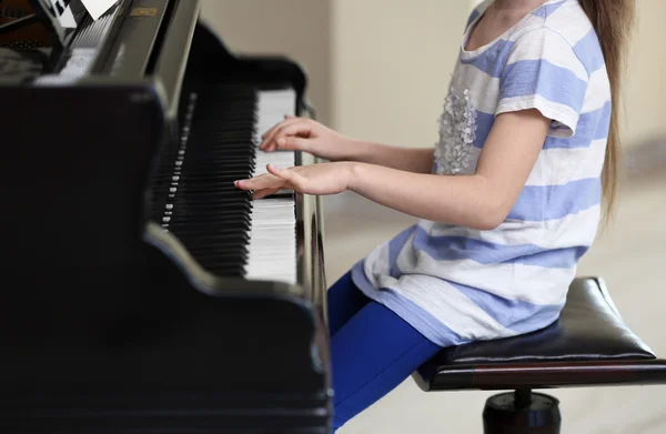 Meisje pianospelen — Stockfoto