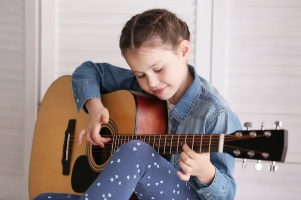 Niña tocando la guitarra — Foto de Stock