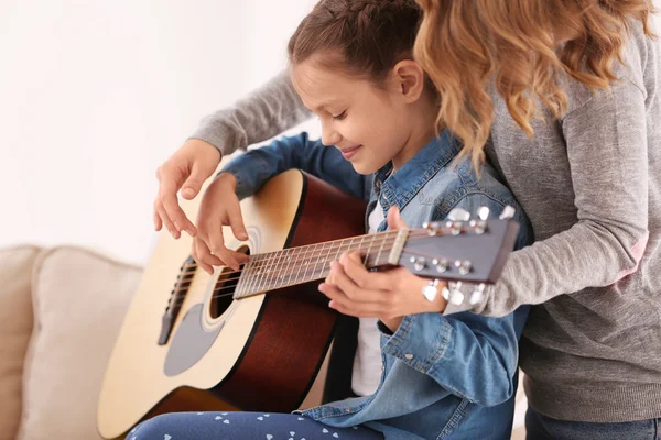 Juego de aprendizaje de niña pequeña — Foto de Stock