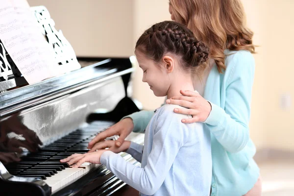 Ragazza che impara giocare — Foto Stock