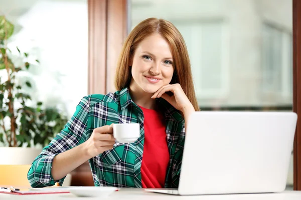 Menina criativa trabalhando com laptop — Fotografia de Stock