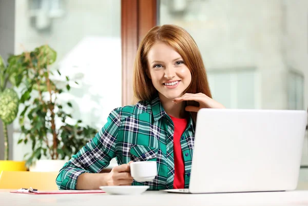 Kreativ tjej arbetar med laptop — Stockfoto