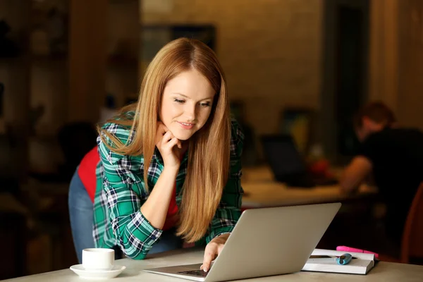 Kreativ tjej arbetar med laptop — Stockfoto