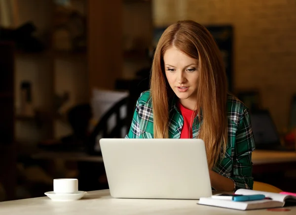 Menina criativa trabalhando com laptop — Fotografia de Stock