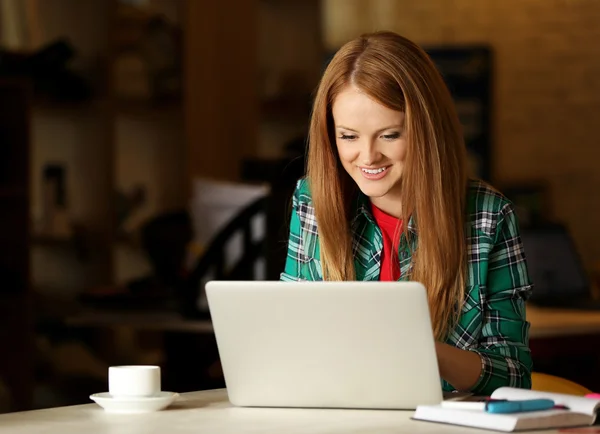 Ragazza creativa che lavora con il laptop — Foto Stock