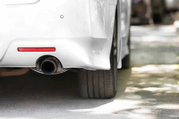 Auspuff und Heck des Autos — Stockfoto