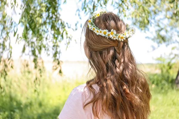 Girl with camomile wreath — Stock Photo, Image