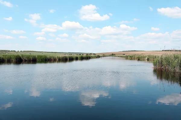 Vista del río con reflejos — Foto de Stock