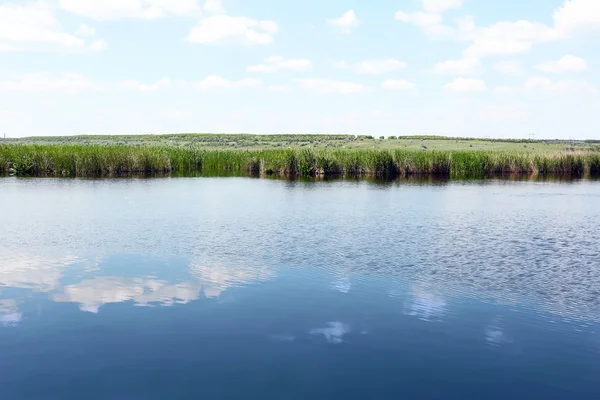 Vista del río con reflejos — Foto de Stock