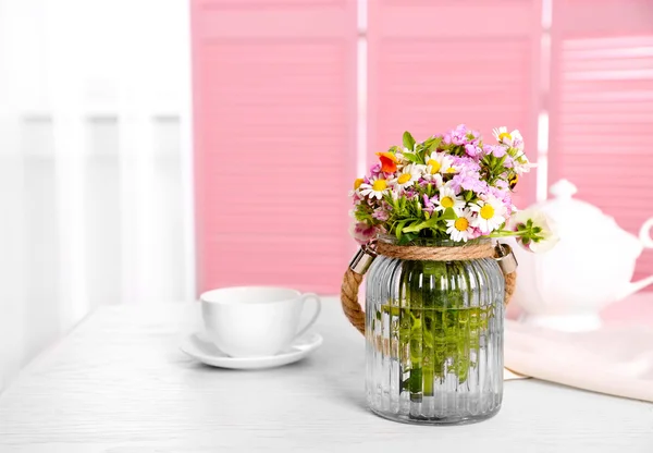 Bouquet de prairie avec tasse — Photo