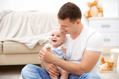 Tatlı bebek ile mutlu baba