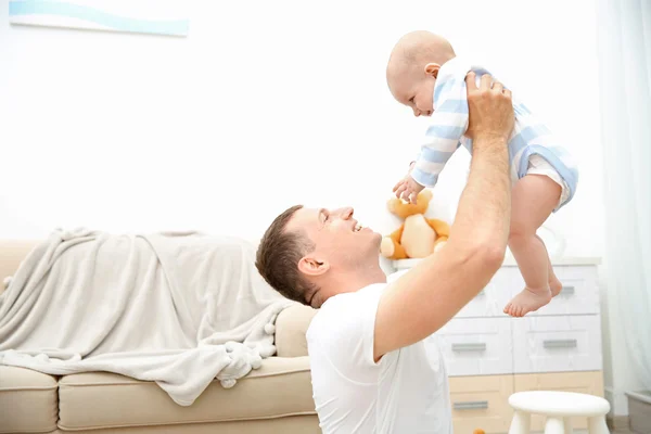 Padre feliz con dulce bebé — Foto de Stock