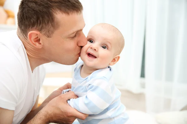 Lycklig far med söta baby — Stockfoto