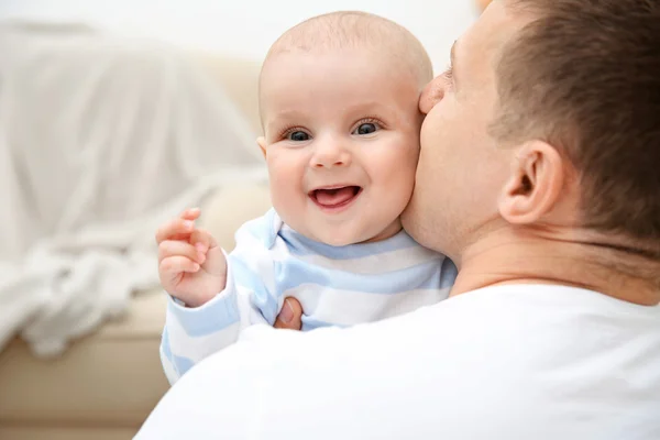 Счастливый отец держит сладкого ребенка — стоковое фото