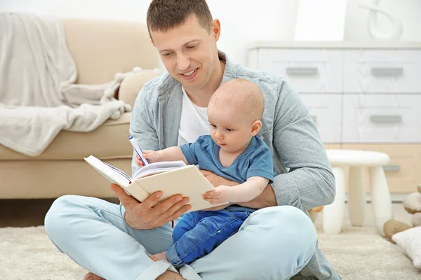 Homme Lisant Livre Tenant Bébé — Photo