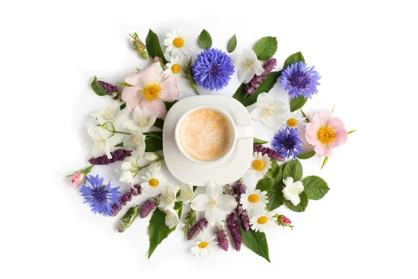 Taza de café con flores frescas —  Fotos de Stock
