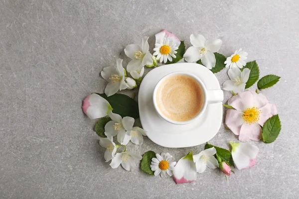 Taza de café con flores frescas —  Fotos de Stock