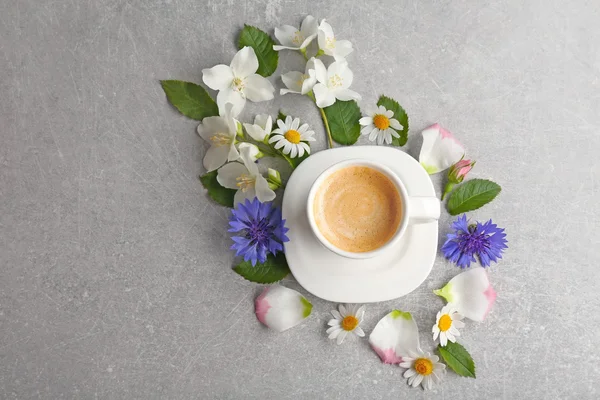 Cup of coffee with fresh flowers — Stock Photo, Image