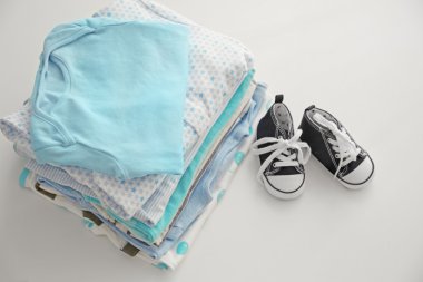 Bebek giysileri kazık, yakın çekim