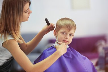 Kuaför saç modeli için çocuk yapma