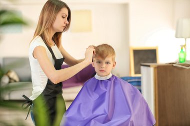 Kuaför saç modeli için çocuk yapma arka plan bulanık