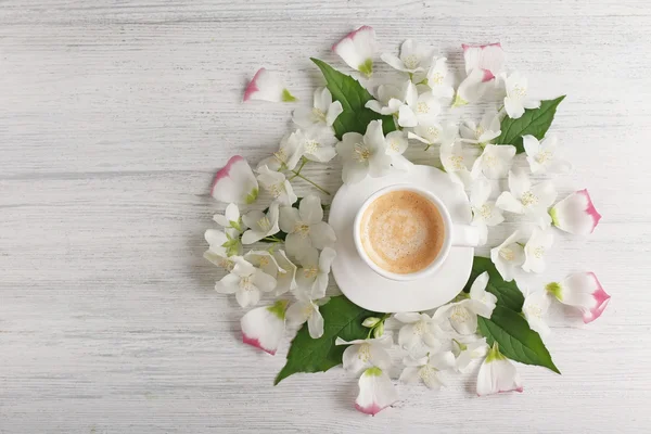 Cup of coffee with fresh flowers — Stock Photo, Image