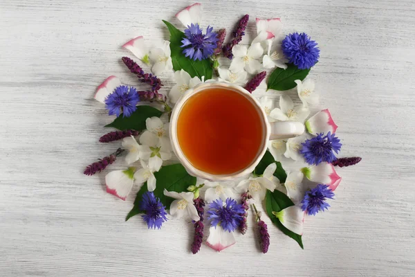 Šálek čaje s čerstvými květinami — Stock fotografie