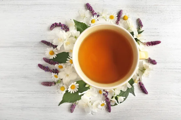 Tasse Tee mit frischen Blumen — Stockfoto