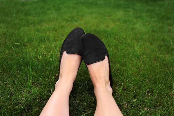 Donna gambe in scarpe scure — Foto Stock