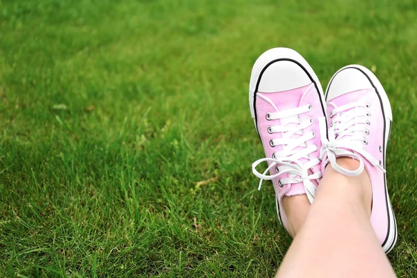 Woman legs on green grass — Stock Photo, Image