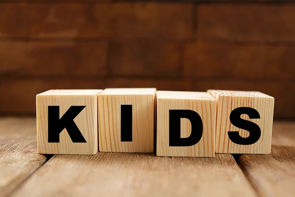 Слово KIDS на дерев'яних кубиках — стокове фото