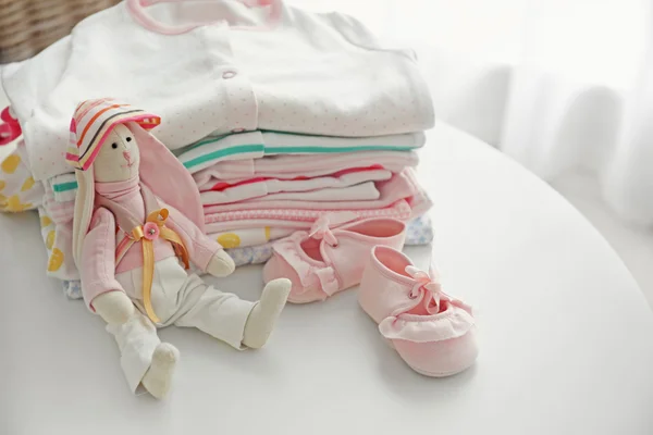 Pile de vêtements de bébé — Photo