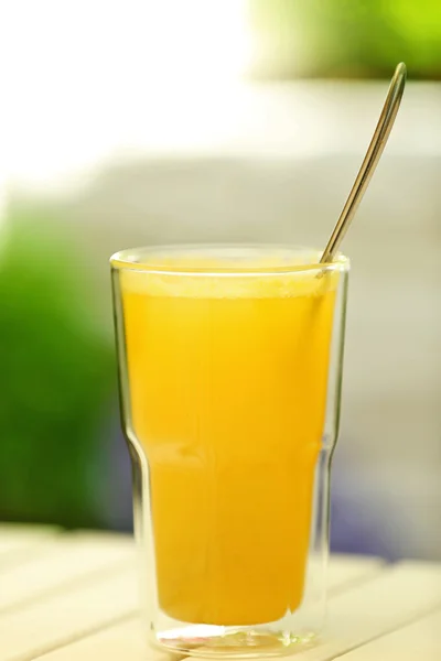 Fullt glas juice — Stockfoto