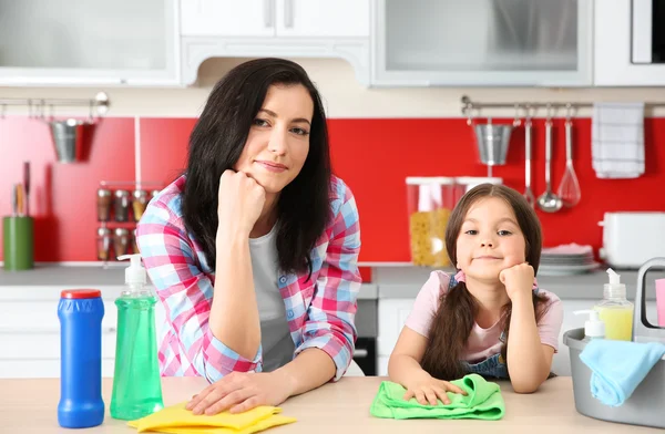 Filha e mãe limpeza mesa de cozinha — Fotografia de Stock