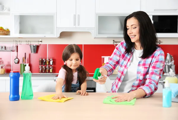 Hija y madre limpieza mesa de cocina —  Fotos de Stock