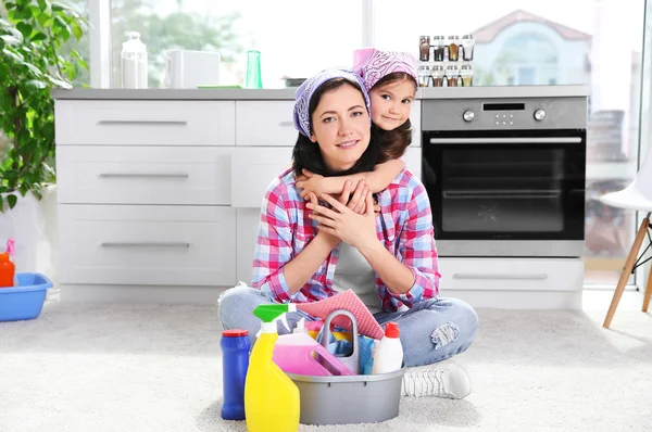 Daughter and mother in kitchen — Stock Photo, Image